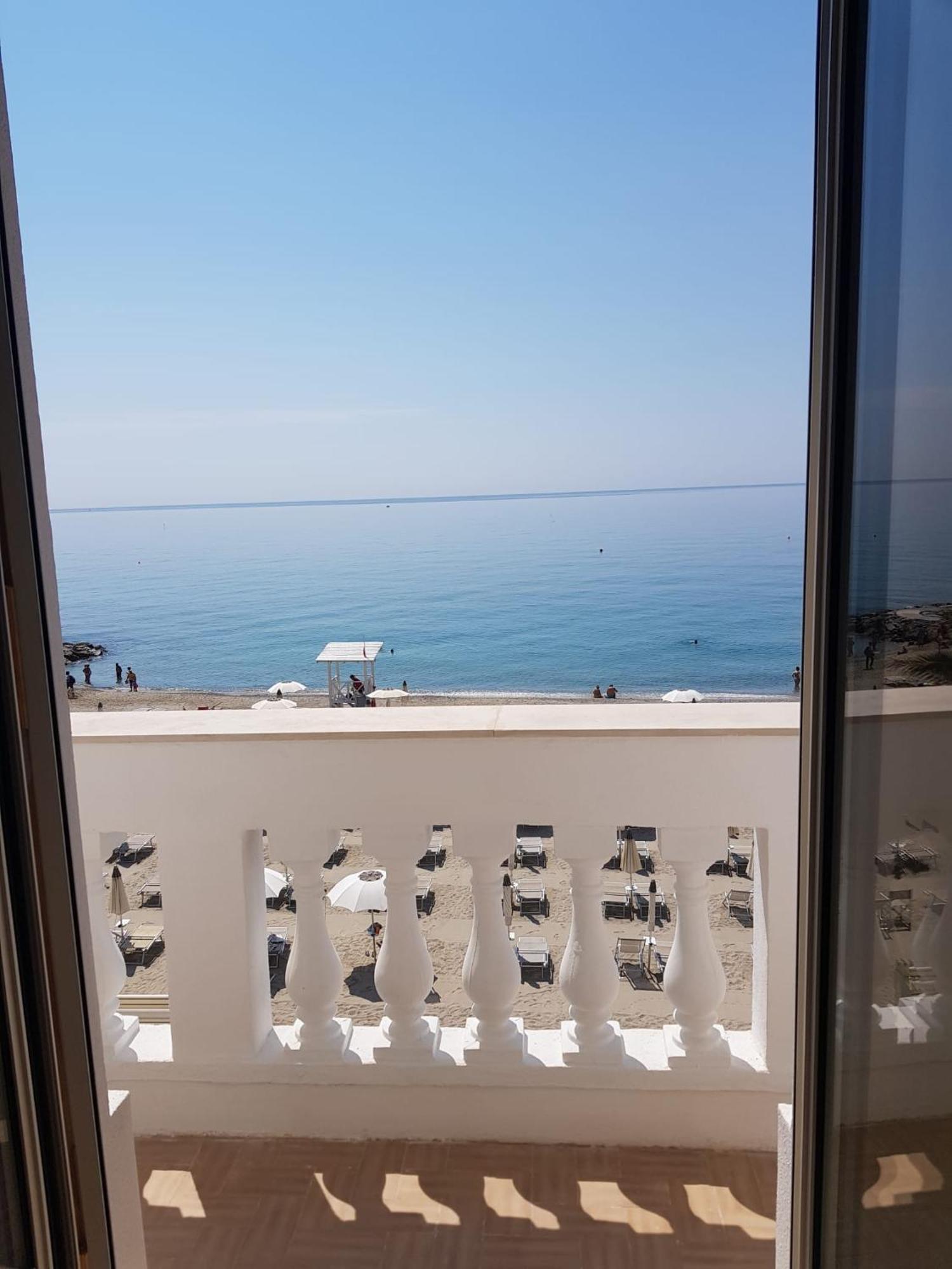 Blu Sea Apartments Pietra Ligure Exterior photo